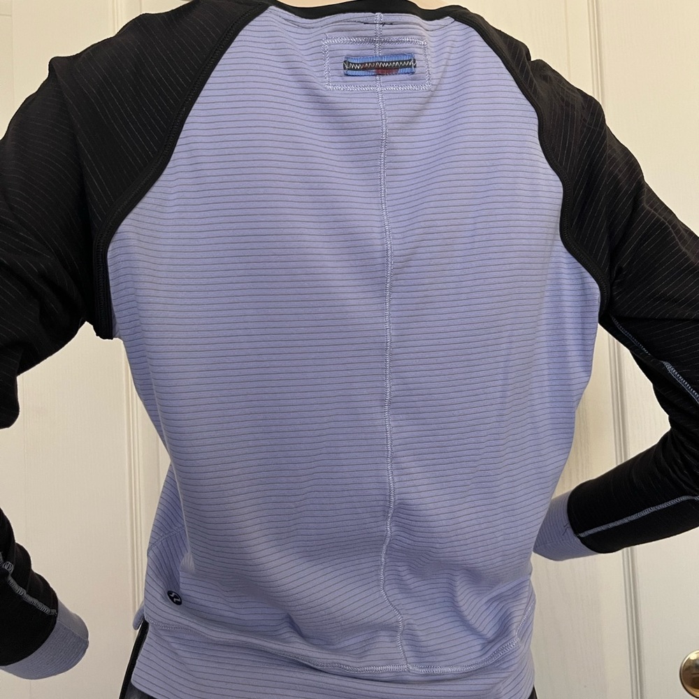Lululemon long sleeve. Back and violet blue. Like new.